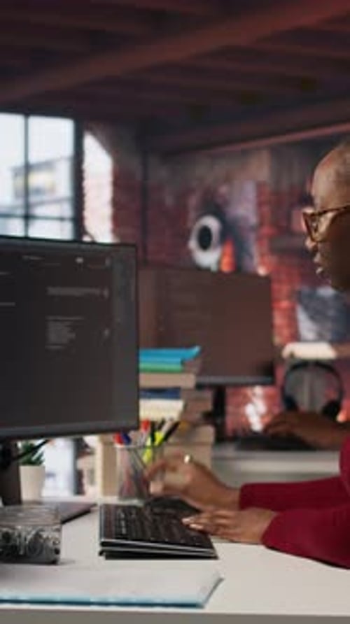 Experto de la Agencia de Desarrollo de Software de Vídeo Vertical que resuelve tareas con AI LLM Chatbot