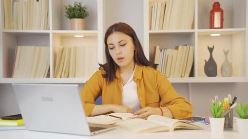 Estudiante femenina reprobada.