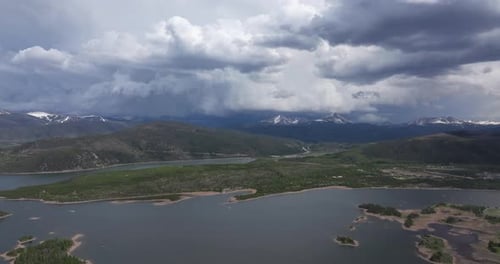 Amplio plano aéreo de nubes sobre un paisaje montañoso en Colorado