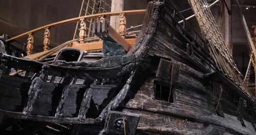 Navio de guerra sueco do século 17 que afundou, foi recuperado e agora está em um museu. Navio do Museu Vasa