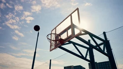 Eine Nahaufnahme eines Basketballkorbs, in den ein Basketball das Konzept der Bewunderung für das Spiel trifft
