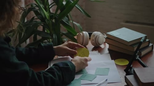 Étudiante apprenant la langue hindi à la maison