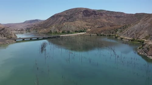 Vue aérienne du pont du barrage et des collines