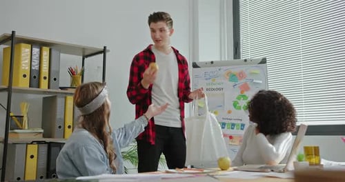 Grupo de estudiantes con una bolsa ecológica trabajando en un proyecto ambiental