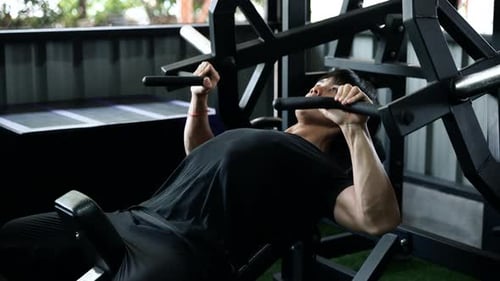 Muskulöser gesunder Mann, der Sport im Fitnessstudio trainiert