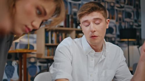 Un homme créatif parle avec un collègue au bureau, gros plan, start-up et partenaires, brainstorming
