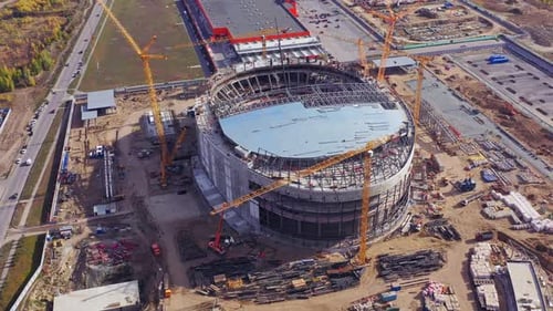 Estadio en obra equipado con grúas de construcción
