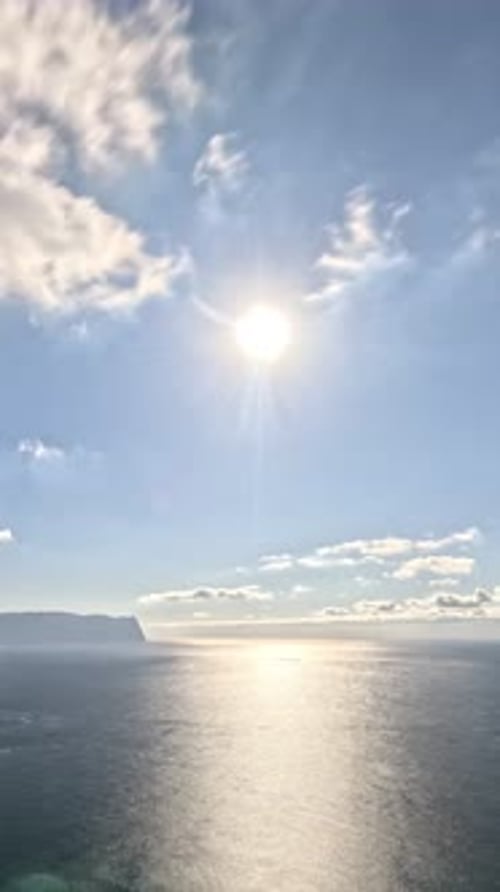 Timelapse : cumulus moelleux se déplaçant dans un ciel lumineux au coucher du soleil, nature aérienne abstraite, océan d'été