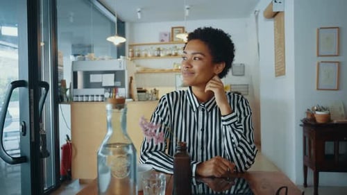 Young business woman relaxing in a cafe.