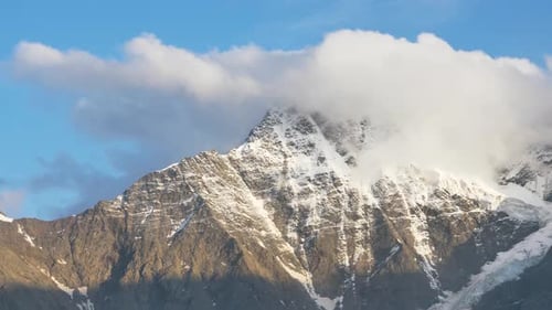 Panoramablick auf die hohen Berge des Kaukasus, den Siebengletscher bei Sonnenuntergang, Berglandschaft auf einem