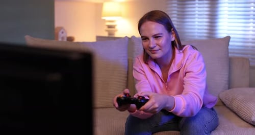 Frau gewinnt Videospiel auf dem Sofa zu Hause