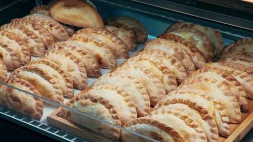 Diverses empanadas présentées dans une pâtisserie, cuisine argentine, concept de marché alimentaire