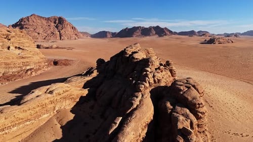 Luftaufnahme der roten Sandsteingipfel in der Wüste Wadi Rum, Jordanien