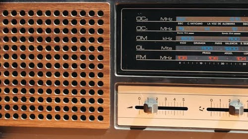 Altes Retro-AM-FM-Radio mit Röhren, Handwechselstation, Glühbirne, Vintage-Musikplayer