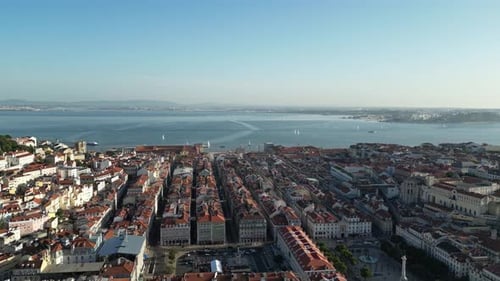 Luftaufnahme des Stadtbildes von Lissabon und des Tejo, Portugal.