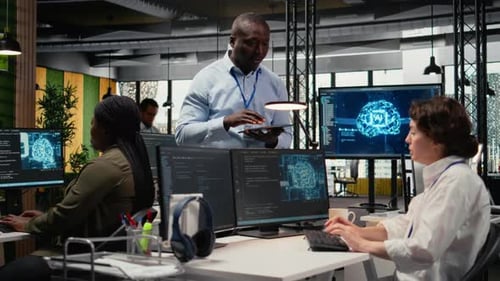 El gerente habla con un ingeniero en la oficina para automatizar los flujos de trabajo mediante inteligencia artificial