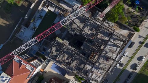 Vídeo aéreo: perspectiva aérea de trabajadores que instalan marcos metálicos y se preparan para el hormigón