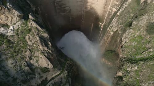 Der
Damm leitet Wasser aus dem Stausee ab. Luftaufnahme Howell Bunguer-Ventil in Betrieb im Damm
.