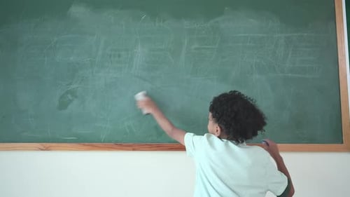 Bevor Kinder ihren akademischen Tag beginnen, schreiben sie gerne an die Tafel.