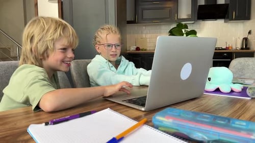 Turma escolar on-line: irmãos, alunos, menino e menina, aprendendo juntos remotamente on-line em casa e procurando