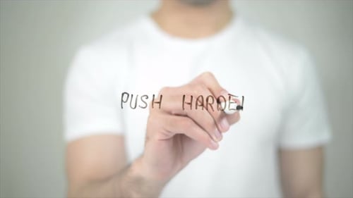 Push Harder, Mann schreibt auf transparentem Bildschirm
