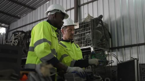 Trabajo de ingeniero en una fábrica de brazos robóticos.