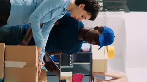 Arbeiter schaut sich Pakete mit Courier an