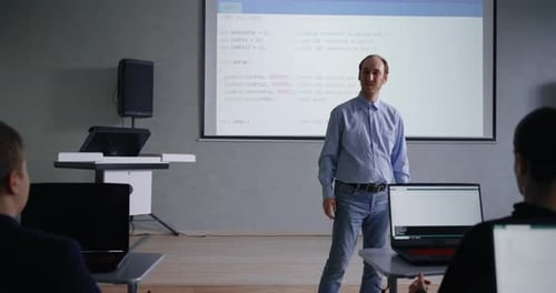 Porträt eines professionellen Programmierers, der Schülern in den Bereichen Schulprogrammierung und Computer beibringt