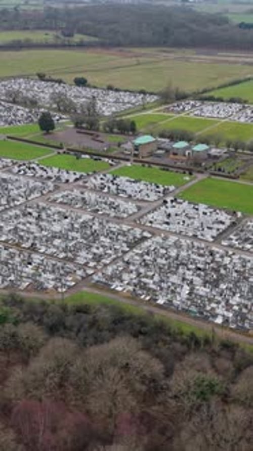 Zumbido vertical orbita el cementerio de Waltham Cross, con la concurrida autopista M25