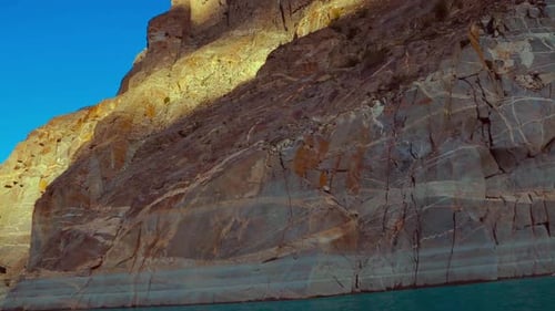 Wanderungen, die am Rande eines Bergsees enden, dem Saphirwasser neben einem exponierten Rocky Mountain