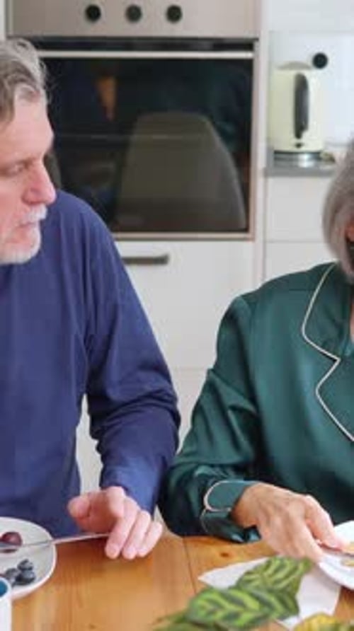 Seniorenpaar bespricht beim Frühstück ein Problem