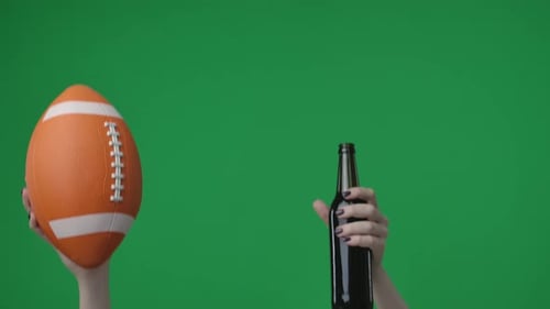 El marco está enmarcado sobre un fondo cromado verde. Una mujer sostiene una botella y una pelota, solo ella