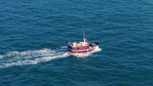 Barcos de pesca que navegan por el mar ondulado en verano. - toma aérea
