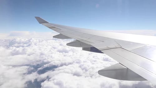 Avion volant au-dessus des nuages avec un ciel bleu à l'horizon