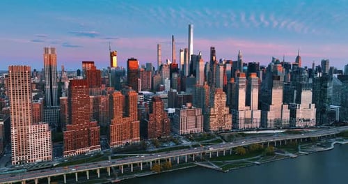 Voando mais perto da fileira de edifícios à beira-mar do East River.