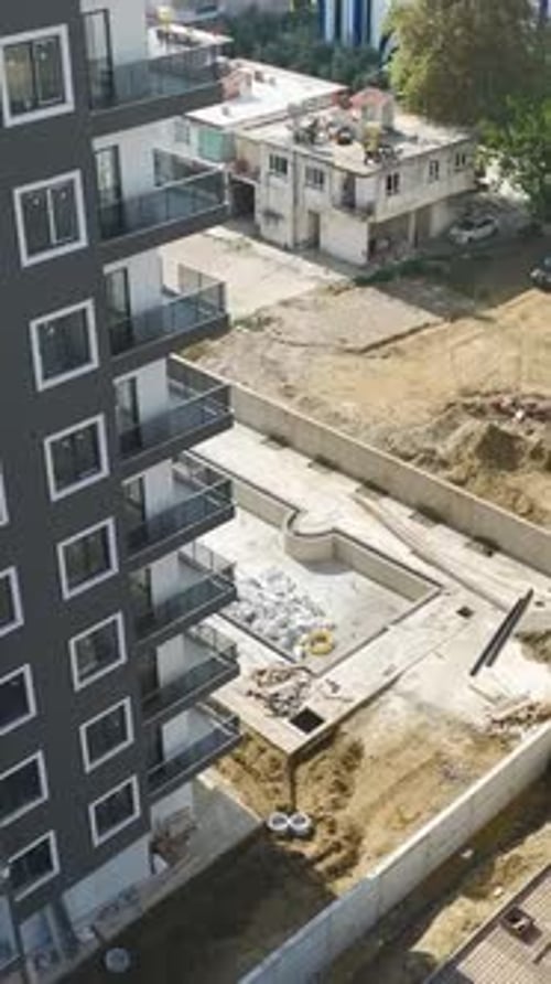 Vídeo vertical Home in the Sky Construcción aérea de fachadas y balcones