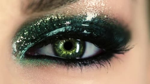Vídeo 4k de una mujer con un brillante ojo ahumado sobre un fondo de estudio