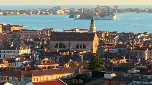 Zumbido aéreo de los edificios de la ciudad de Venecia, Italia