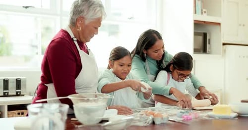 Kinder backen zusammen mit ihrer Großmutter und Mutter in der Küche zum Dessertkuchen