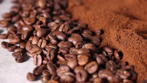 Gemahlener Kaffee und Bohnen auf Leuchttisch, Nahaufnahme. Kamera bewegt sich nach rechts