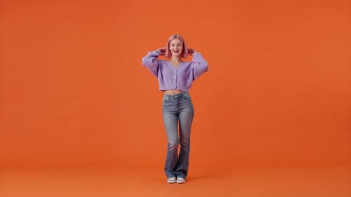 Une femme sûre d'elle satisfaite de son apparence en studio