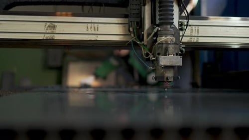 Techniker bei der Arbeit mit der CNC-Lasermaschine zum Schneiden von Blechen