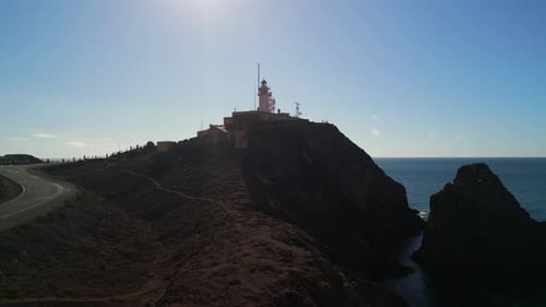 Luftaufnahme eines Leuchtturms an der Küste von Almeria, Spanien