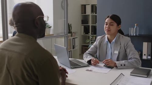 Une jeune consule parle à un candidat de sexe masculin lors d'un entretien