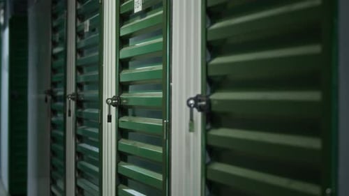 Rangée de portes métalliques verrouillées dans le couloir de l'installation de libre-entreposage