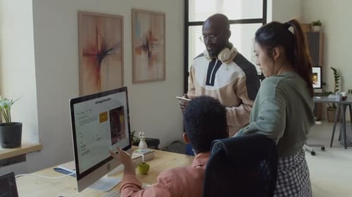 Multiethnische IT-Ingenieure diskutieren im Büro über die Qualität der KI-Bildgenerierung