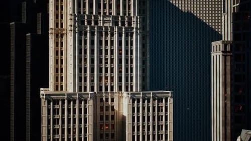 Una vista impresionante del histórico rascacielos en medio de edificios urbanos modernos
