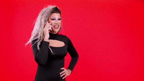 Persona transgénero feliz hablando con el móvil