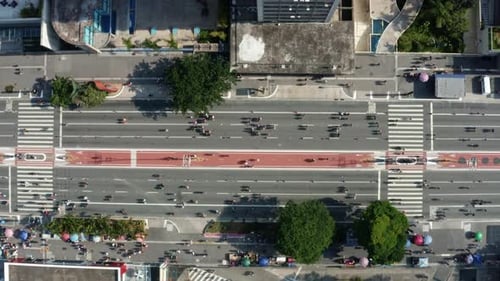 Foto panorâmica de cima para baixo com drone aéreo da famosa Avenida Paulista, no centro de São Paulo, com