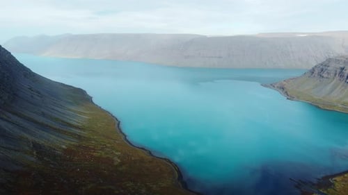 Fiordes com água azul pura do oceano na Islândia Paisagem vulcânica incomum no outono Bela natureza
